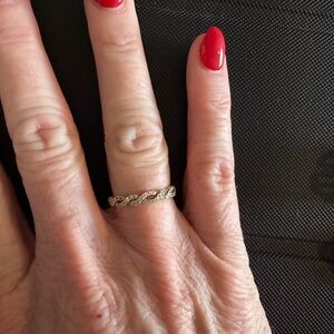 Elegant Gold Twisted Band Ring